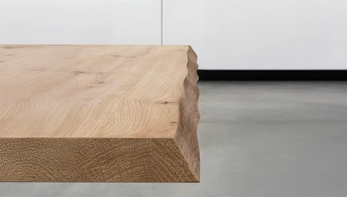 Blat de birou cu margine naturală curbată – noutatea care impresionează prin design și preț