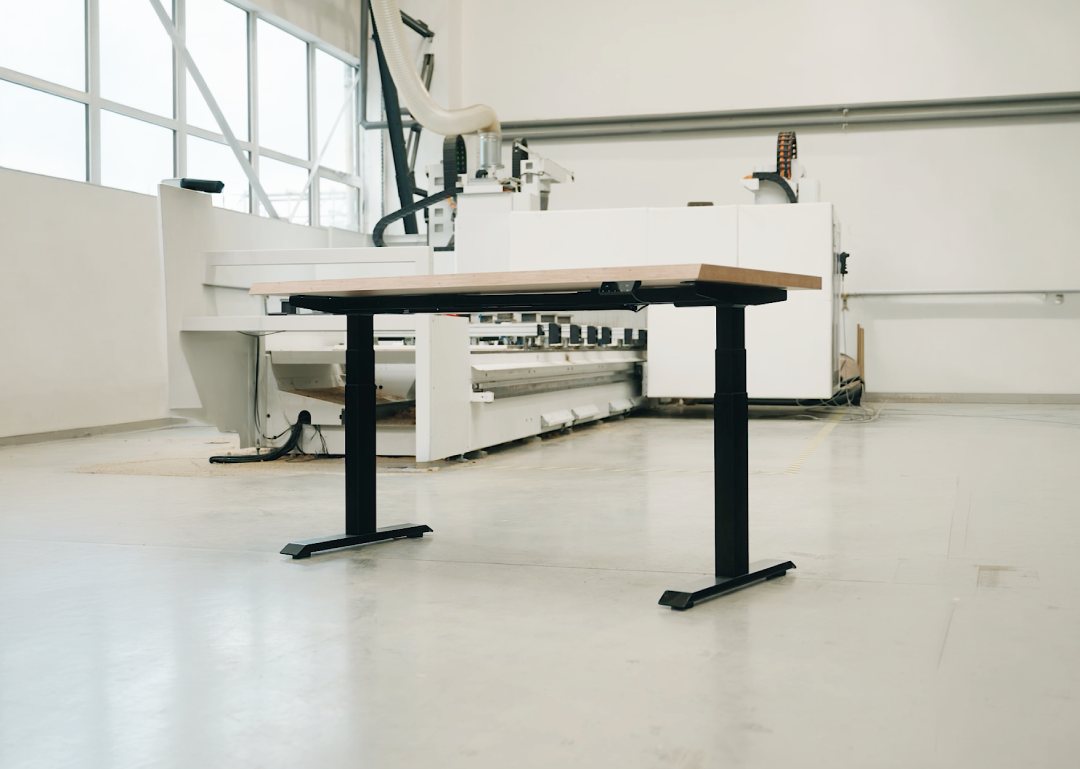 Birou reglabil pe înălțime